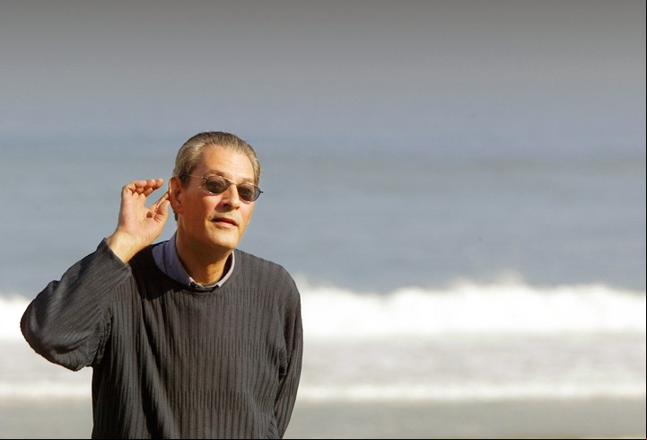 (ARCHIVO) El escritor y director de cine estadounidense Paul Auster posa para los fotógrafos tras la proyección de su película "La vida interior de Martin Frost", el 23 de septiembre de 2007 en el 55 Festival Internacional de Cine de San Sebastián. (Foto de Rafa RIVAS / AFP)