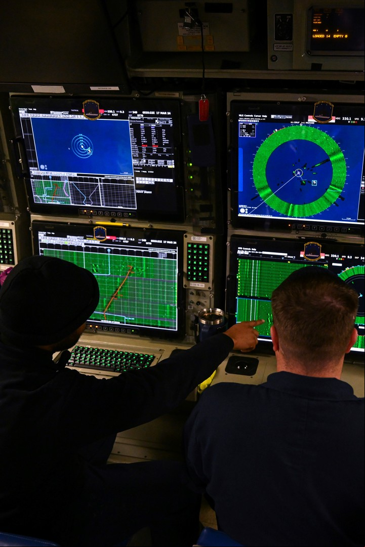 El Hampton lleva muchos tubos lanzatorpedos y armas a bordo. Los de la tripulación utilizan periscopios para explorar la superficie y revisar las lecturas digitales de los sonidos submarinos del océano que les rodea. Fotos y texto de Kenny Holston