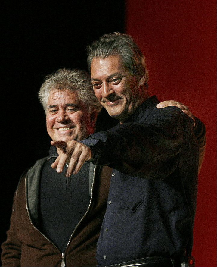 El escritor estadounidense Paul Auster seala hacia su hija Sophie y su esposa Siri Hustvedt junto al cinesta espaol Pedro A(izq.), al inicio de un encuentro celebrado el 19 de octubre de 2006. EFE_Alberto Morante