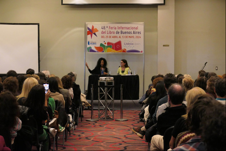 Leila Guerriero inauguró el ciclo Diálogos de Escritoras y Escritores de Argentina. Foto Enrique García Medina