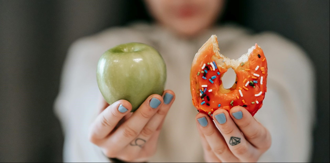 Se deben reemplazar determinados alimentos por otros más saludables y bajar el consumo de calorías diarias. Foto: Pexels