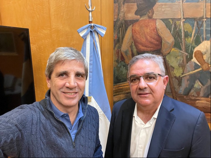 El ministro Luis Caputo con el gobernador de Catamarca, Raúl Jalil.