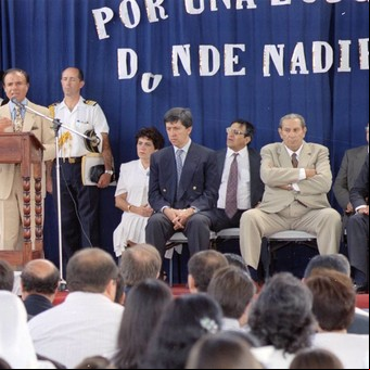 El "viaje a la estratósfera" de Carlos Menem: hablan por primera vez las maestras de la escuela donde hizo el anuncio que ahora se convirtió en ficción