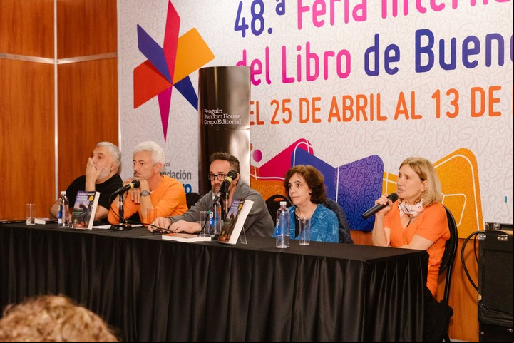 Presentación del Premio Clarín: Para hechizar a un cazador de Luciano Lamberti, con Matilde Sánchez, Ana María Shua, Carlos Gamerro y Alejandro Tantanián. Foto: Federico Paul, gentileza Penguin Random House.