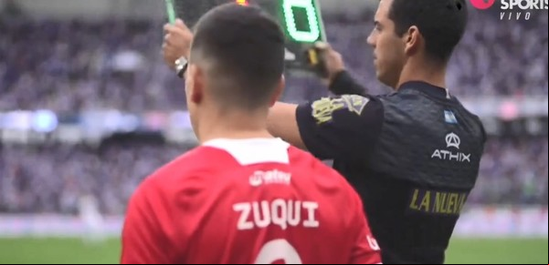 Murió César Luis Menotti: la emocionante reacción de la hinchada de Estudiantes en el minuto de silencio y el cambio que mostró una bella casualidad