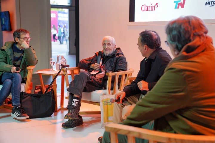 “Los cuentos inolvidables del Negro Fontanarrosa”, con Sergio Olguín, Pablo de Santis, Daniel Divinsky y Osvaldo Aguirre. Fotos. Martín Bonetto.