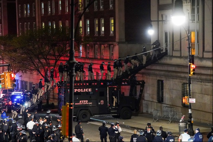 La policía de Nueva York desplegó equipos pesados para entrar en el Hamilton Hall ocupado en Columbia esta semana. Algunas cuentas vinculadas a China han criticado la respuesta de las fuerzas del orden a las protestas como hipócrita. Foto Bing Guan for The New York Times