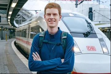 Tiene 17 años, vive en un tren y viaja por el país con el pago de un abono anual