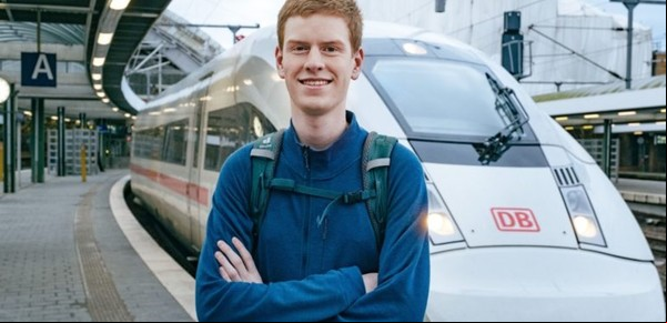 Tiene 17 años, vive en un tren y viaja por el país con el pago de un abono anual