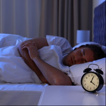 Qué significa dormir con los brazos cruzados, según la psicología