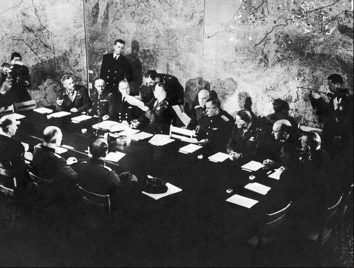 La rendición tuvo lugar en una pequeña escuela roja que es el cuartel general del general Dwight D. Eisenhower. Foto: AP