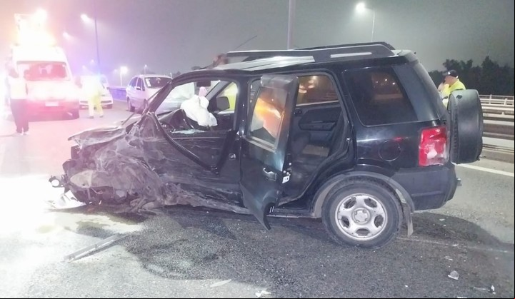 Así quedó la camioneta de la mujer que subió al camino del Buen Ayre en contramano y embistió a un vehículo de la Policía.
