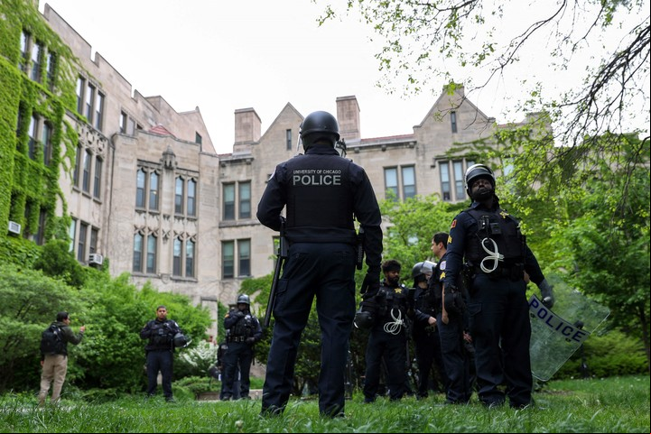 La policía de la Universidad de Chicago patrulla el campus después de desmantelar un campamento pro-Palestina, en Chicago, Illinois, el 7 de mayo de 2024. Foto AFP