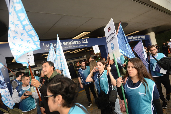 Asamblea de trabajadores en Aeroparque. Foto Luciano Thieberger.