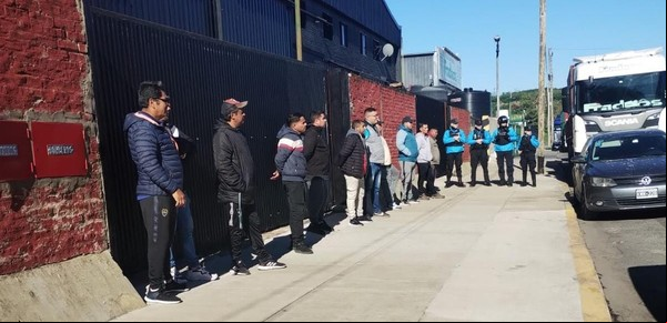 "Nos vinieron a prepotear, a no dejarnos trabajar": el llamado al 911 para denunciar el apriete de un grupo de camioneros a otra empresa en medio del paro 