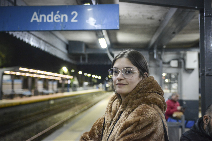 Estudiante y trabajadora en el área de producción de indumentaria. Victoria Tarnofsky (24) tomó el tren anterior al accidente de Palermo. Foto: Constanza Niscovolos