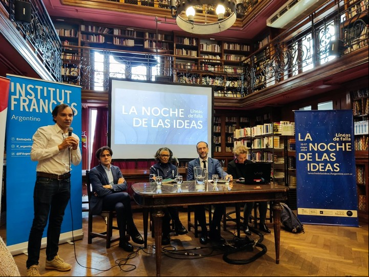 En la Alianza sa, su director, Pascal Casanova a la izquierda; Enrique Sanchez-Albarracín, agregado para la Ciencia y la Tecnología de la Embajada de Francia; Daniela Gutierrez, gerenta general de Fundación Medifé; Frederic Depetris, director del Institut français d’Argentine (IFA) y la historiadora Juliette Dumont, directora del Centro Franco Argentino de Altos Estudios en Ciencias Sociales de la Universidad de Buenos Aires (CFAAE).