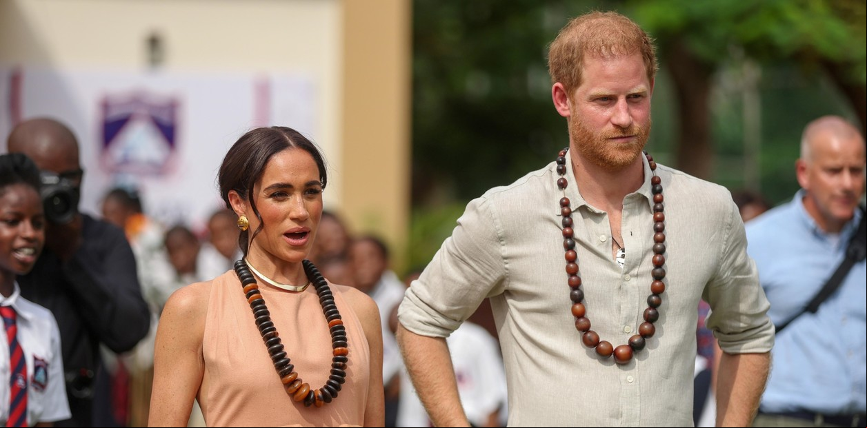 Tras ser ignorado por su familia en Londres, Harry partió con Meghan a Nigeria con agenda propia