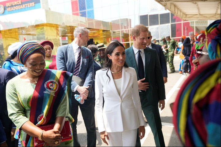 El duque y la duquesa de Sussex fueron recibidos por funcionarios nigerianos en Abuja. Foto: AP