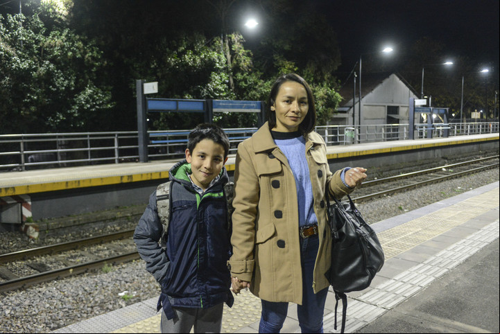 Elizabeth Olivari, junto a su hijo Iván. "¿Sorprenderme? Por favor, esto estaba anunciado, y no fue una tragedia de milagro". Foto: Constanza Niscovolos