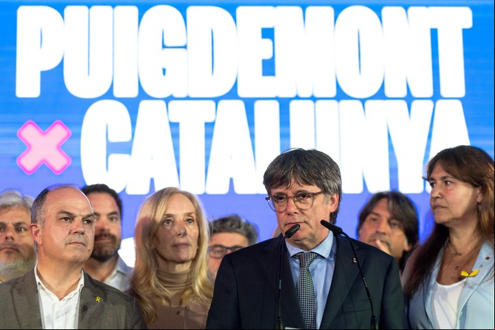 El líder de Junts per Catalunya, Carles Puigdemont, salió bien parado en la elección perno no podrá gobernar. Foto AFP
