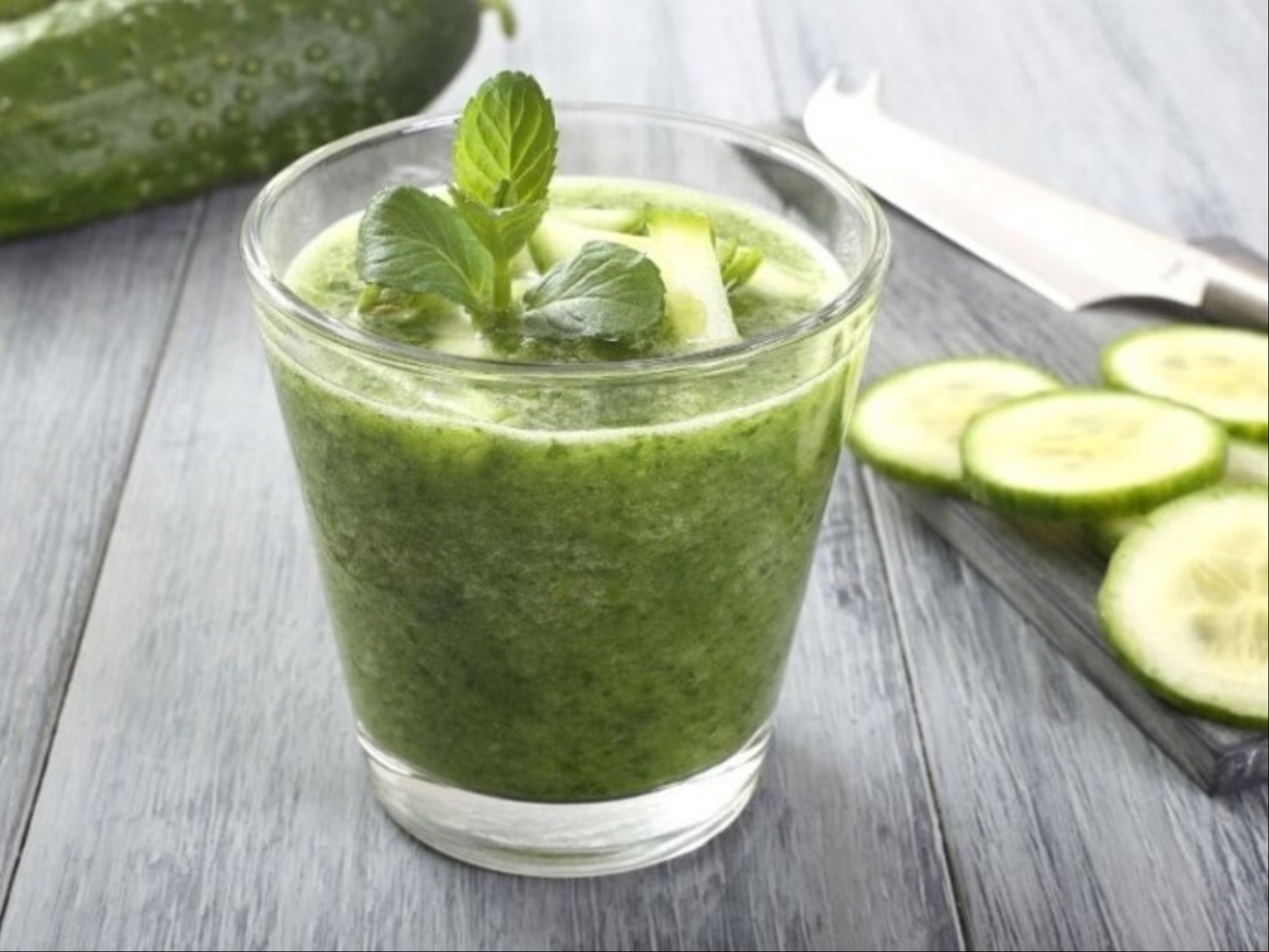 Para qué sirve tomar licuado de pepino con espinaca: cómo prepararlo