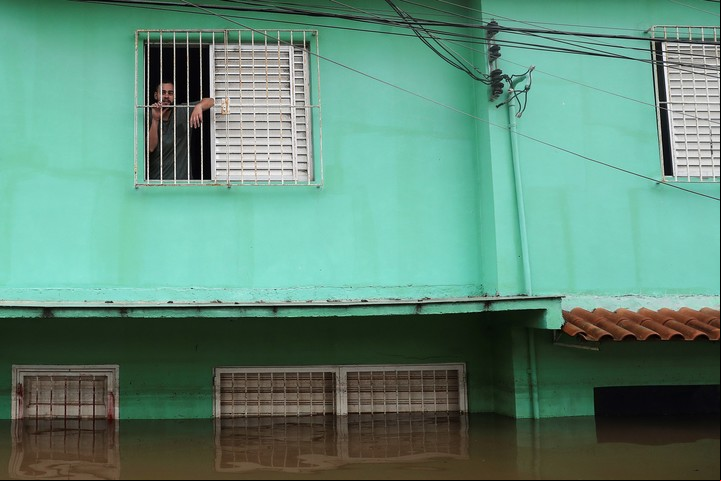 Las inundaciones en el barrio Humaita, este domingo en Porto Alegre (Brasil). Foto EFE
