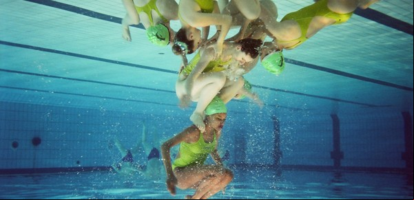 La línea visual que cruza una piscina en el trabajo de la fotógrafa Céline Villegas