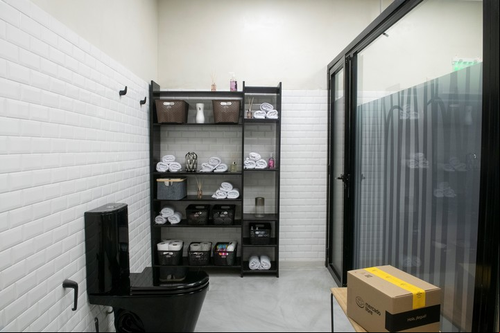 El baño con un sólo inodoro. Se turnan para usarlo. Y, por lo visto y escuchado, no se pelean por limpiarlo.