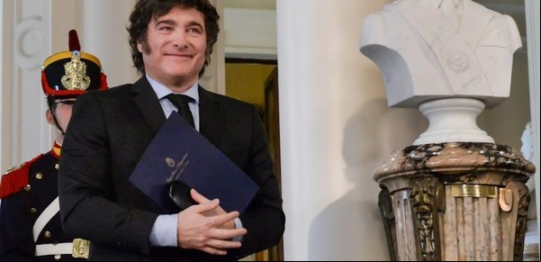 Tras dar de baja la jubilación de privilegio de Cristina Kirchner, el Gobierno revisará "entre 13 y 15 casos más" pero no el de Carlos Menem