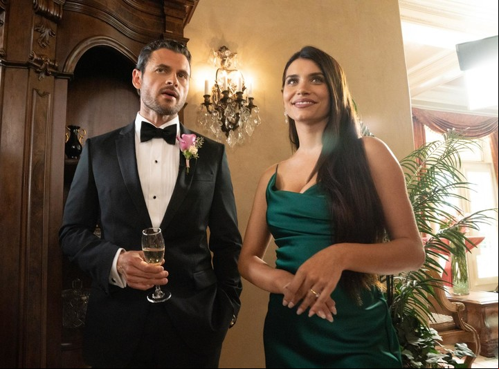 Eva De Dominici y Adan Canto, en una escena de "The Cleaning Lady". Él la ayudó a adaptarse, pero lamentablemente murió.