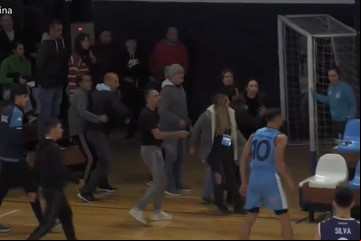 Escándalo en Avellaneda: batalla campal en el partido entre Racing y su homónimo de Chivilcoy por la Liga Argentina de Básquetbol