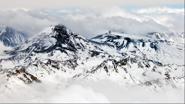 Volcán andino Tupungatito, el sexto en el ranking de riesgo volcánico de Argentina.