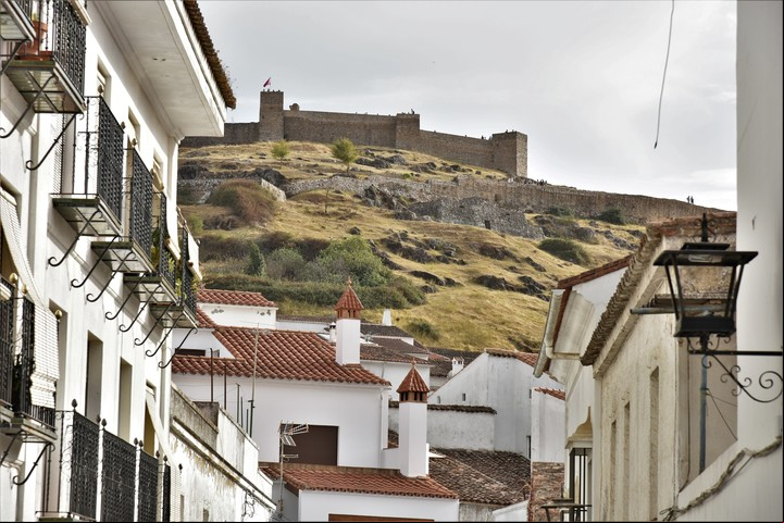 El Castillo del siglo XII desde las calles de Aracena. Foto Shuttertock.