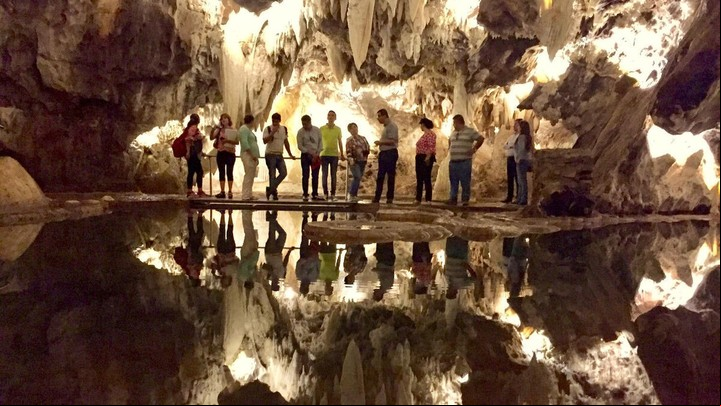Los turistas recorren 1,200 metros entre extraordinarias formaciones. Foto www.huelvainformacion.es