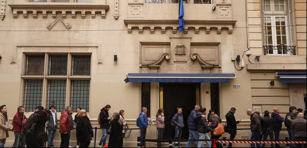 Conflicto con España: qué pasa con el trámite de la ciudadanía y el pasaporte en Argentina
