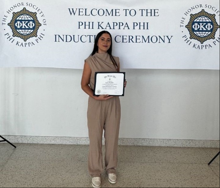 Estados Unidos. Lara posando orgullosa con su diploma universitario. Foto: Lara Fischer.