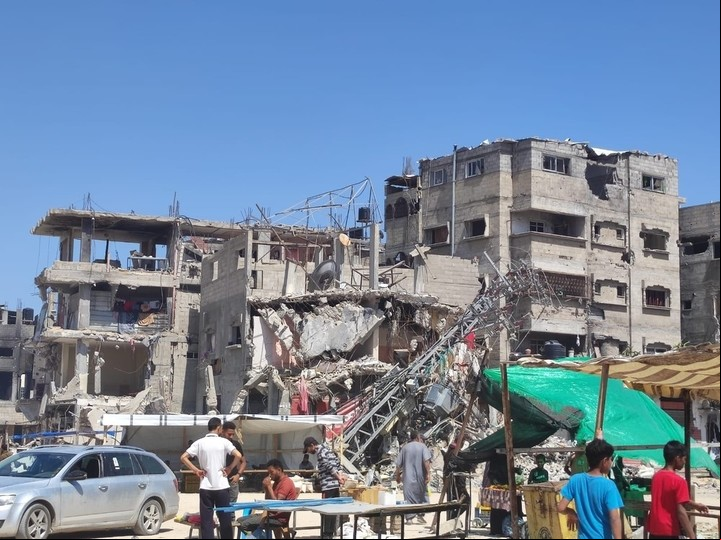 Personas frente a un edificio bombardeado en Rafah. Foto: MSF