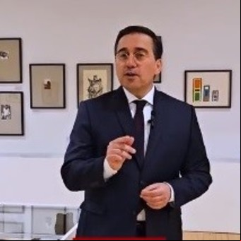 En un mensaje político de distensión, el canciller español visitó el festival porteño de cultura en Madrid