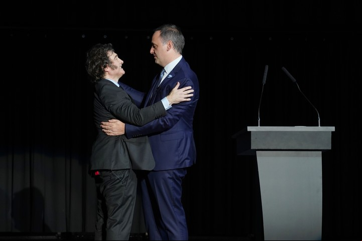 El vocero Manuel Adorni al presentar a Javier Milei en el Luna Park. Foto Martín Bonetto