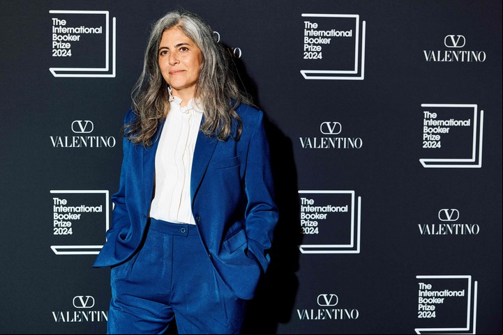 La escritora argentina Selva Almada posa en la alfombra roja a su llegada a la ceremonia de anuncio del Premio Internacional Booker 2024, en la Tate Modern del centro de Londres, el 21 de mayo de 2024. (Foto de BENJAMIN CREMEL / AFP)