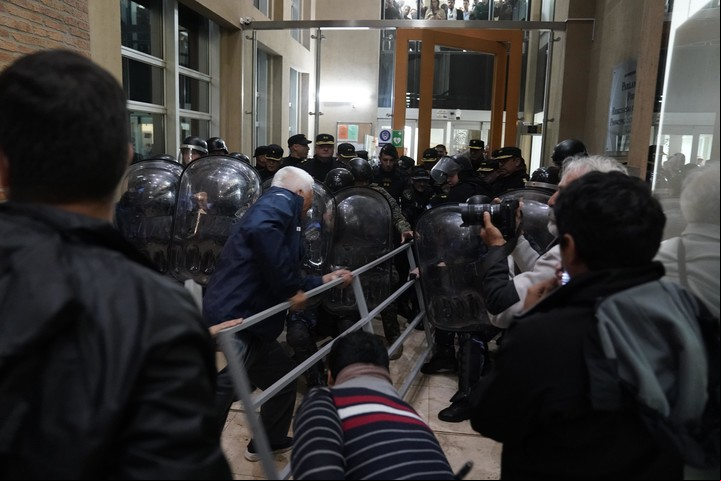 Protesta docentes y personal salud frente a Legislatura Misiones que está fuertemente vallada custodiada por cientos policías. Foto: Fernando de la Orden / Enviado Especial.