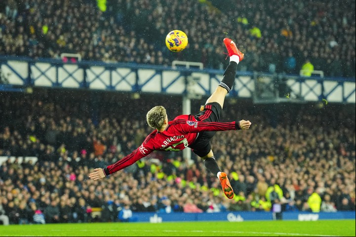 La espectacular chilena de Alejandro Garnacho. (AP)