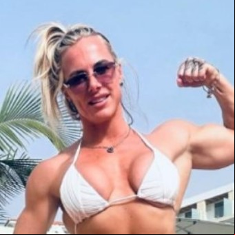 "Me llamaron bicho raro por no tener ombligo": ahora gana más de U$S 100.000 al mes enseñando fitness