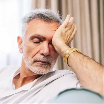 Qué causa la falta de energía y el cansancio en hombres de más de 50 años