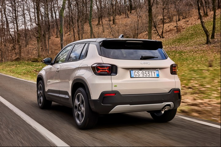 El Jeep Avenger llegará con sistema híbrido de propulsión.
