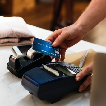Pagos en dólares con tarjeta de débito: las 5 claves de la economía bimonetaria que se viene