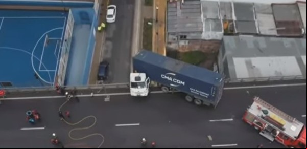 Un camión perdió el control y quedó 4 horas colgado de la autopista 25 de Mayo: el chofer tenía 1,65 gramos de alcohol en sangre