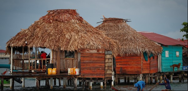 Desplazados por el cambio climático, indígenas de Panamá dicen adiós a su isla, en riesgo de ser devorada por el mar