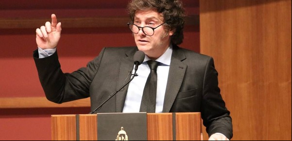 Milei disertó en la Universidad de Stanford contra las regulaciones, se reunió con la ex canciller Condoleezza Rice y visitó al CEO de Google